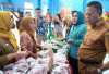 Wali Kota H Arlan Salurkan 400 Paket Sembako Dalam Gerakan Pangan Murah