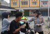 Peduli Kesehatan di Tengah Kabut Asap, Polres Ogan Ilir Bagikan Masker kepada Warga