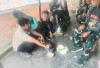 Langsung dari Kebun, Crew Dokumentasi TMMD 128 Kodim 0405 Lahat Nikmati Buah Durian dari Hutan